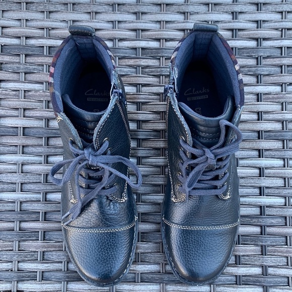 Clarks Navy Whistle Bea Leather Ankle Boot 8 1/2 to size 9 - Picture 3 of 14